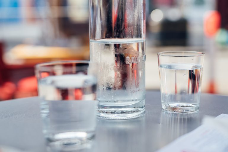 De l'eau purifiée sur une table au restaurant