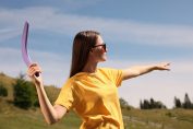 Une jeune femme s'apprêtant à lancer un boomerang