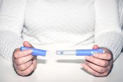 Une femme tenant un stylo d’injection pour diabétique