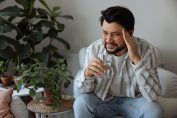 L'hypertension peut donner lieu à des symptômes non spécifiques : anxiété, maux de tête, saignements de nez, nausées...
