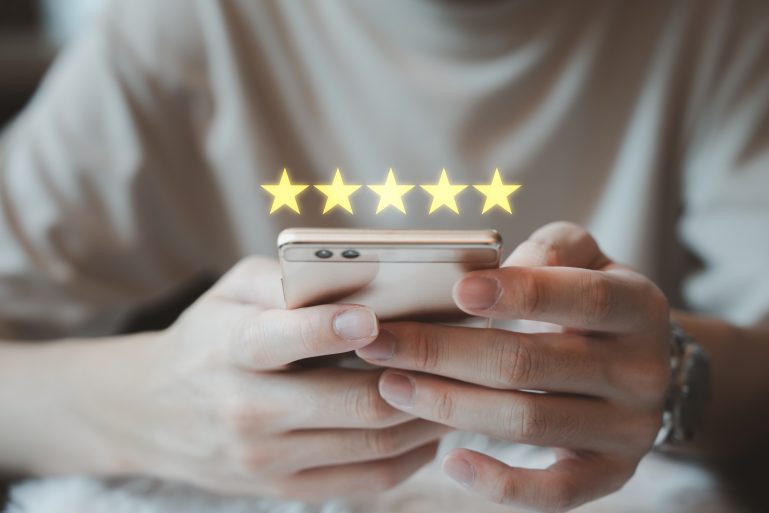 Un internaute anonyme met 5 étoiles pour un faux avis