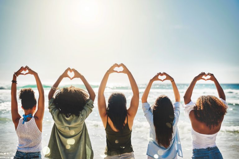 Des jeunes femmes forment des cœurs avec leurs mains