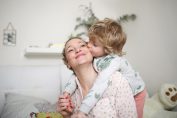 Une maman avec son jeune fils