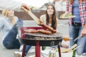 Des saucisses sur un barbecue