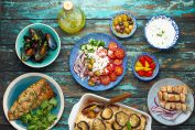 Un assortiment de mets grecs