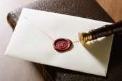 Une enveloppe scellée par un sceau en cire