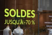 Une vitrine annonçant des soldes jusqu’à -70%