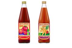Une bouteille de jus de carotte et une bouteille de jus de tomate