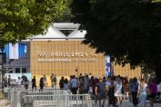 Une des boutiques officielles des JO de paris 2024 sur l'avenue des Champs Elysées