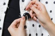 Un bouton en train d'être réparé sur une veste