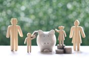 Figurines d'enfants autour d'une tirelire