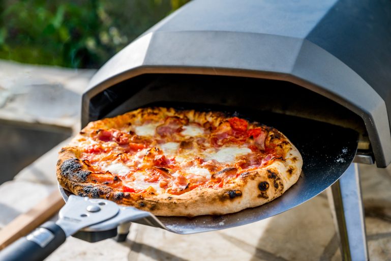 Pizza sortant d'un four