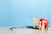 Maison et figurine en bois avec un stéthoscope