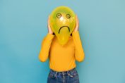 Femme cachée derrière un ballon au visage triste