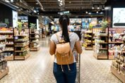 Femme en train de faire ses courses avec un sac à dos