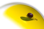 Une olive noire dans de l’huile d’olive