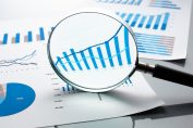 Des courbes financières examinées à la loupe