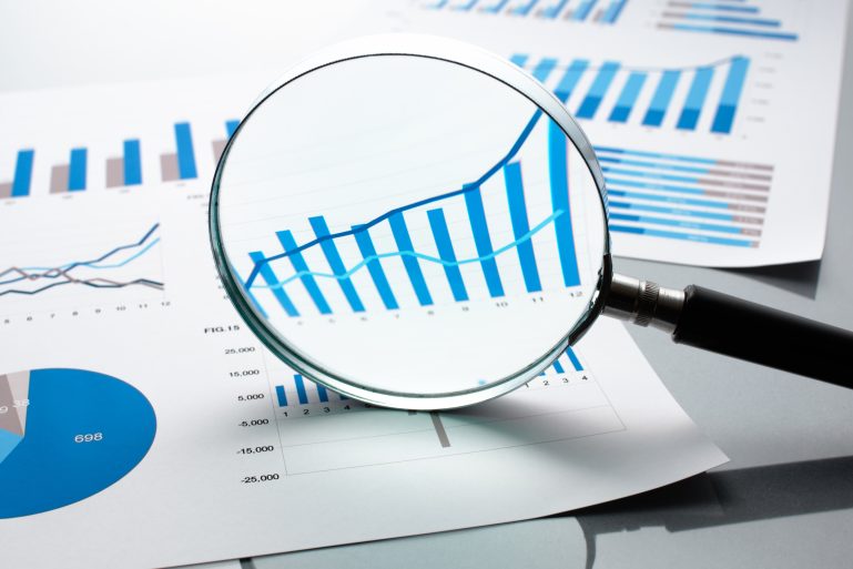 Des courbes financières examinées à la loupe