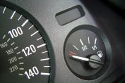 Jauge d’essence sur le tableau de bord d’une voiture