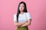 Une jeune femme l’air interrogatif