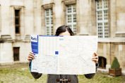 Une touriste consulte un plan du métro de Paris