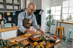 Un homme qui cuisine sur une plancha
