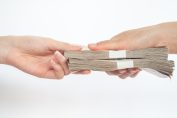 Des liasses de billets changeant de mains