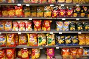Un rayon chips dans un supermarché