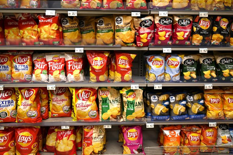Un rayon chips dans un supermarché