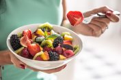 Une salade de fruits dans un bol