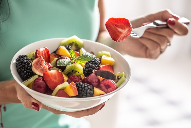 Une salade de fruits dans un bol