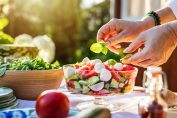 Préparation d'une salade d'été