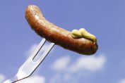 Une saucisse sur une fourchette à barbecue
