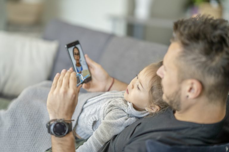 Un papa en téléconsultation avec sa petite fille
