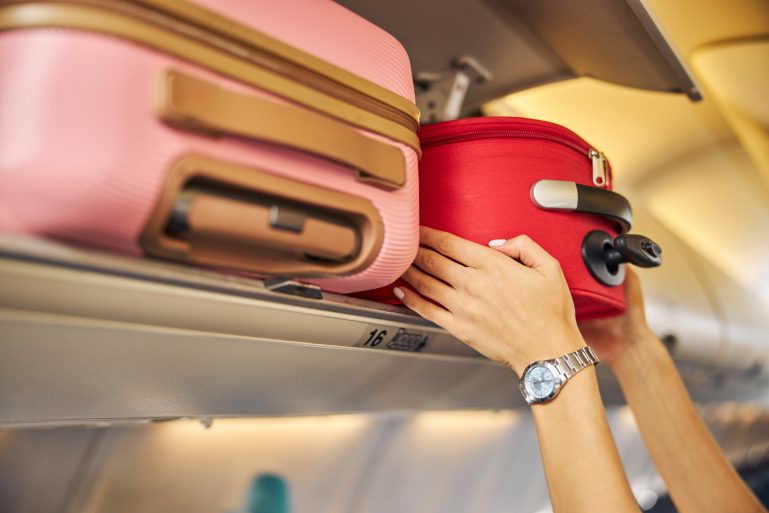 Des valises dans le compartiment d'un avion