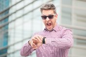 Un homme hurle en regardant sa montre connectée