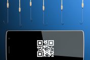 Des hameçons au-dessus d’un smartphone affichant un QR code