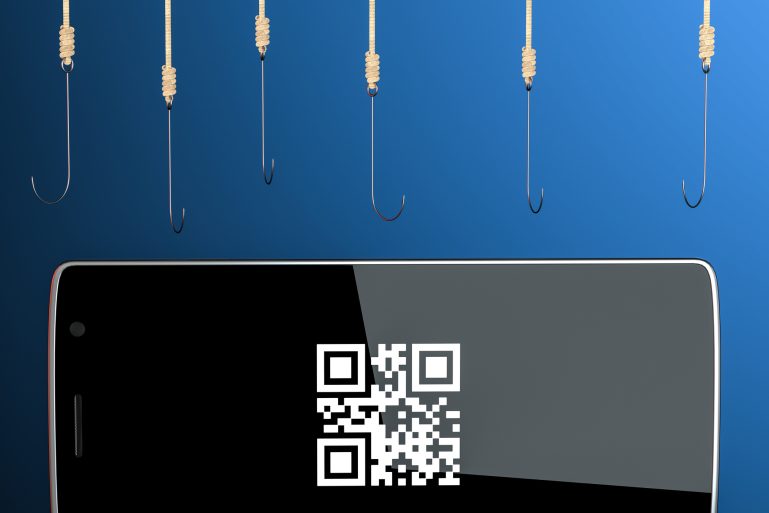 Des hameçons au-dessus d’un smartphone affichant un QR code