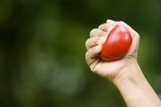 Une balle anti-stress serrée fort