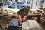 garagiste réparant une batterie de voiture électrique