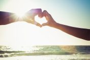 Un couple formant un cœur avec leurs mains