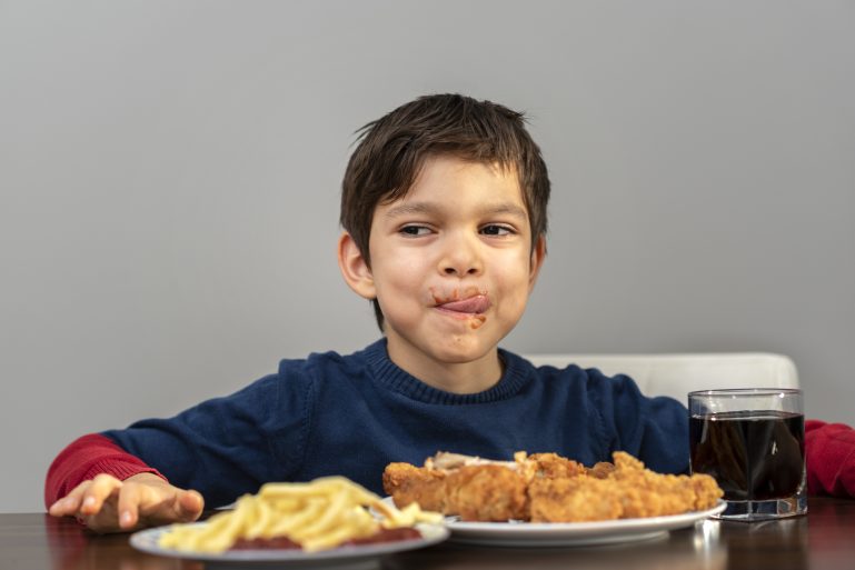 enfant dégustant un cordon-bleu