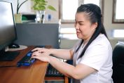 femme aveugle utilisant une tablette braille sur ordinateur