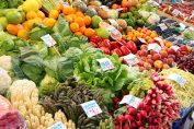 Un étal de fruits et légumes sur un marché