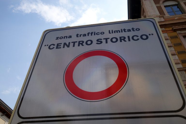 Un panneau indiquant une ZTL en Italie