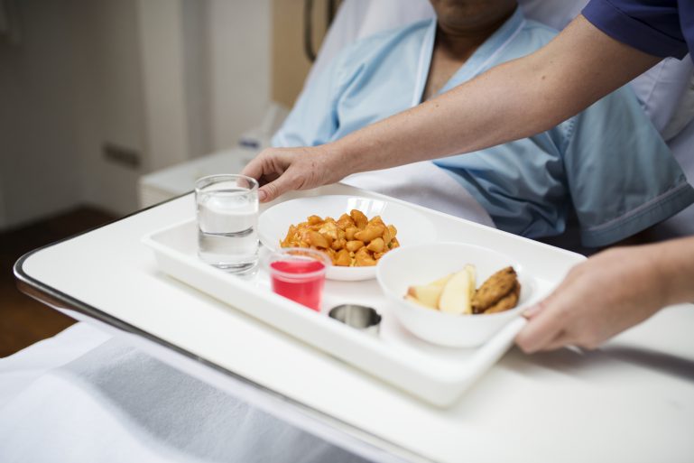 Un plateau-repas servi à l'hôpital