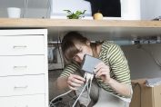 Une femme tente de faire fonctionner sa box internet