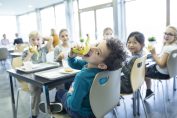 Des enfants à table dans une cantine scolaire