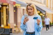 Une jeune femme dont la carte bancaire est bloquée
