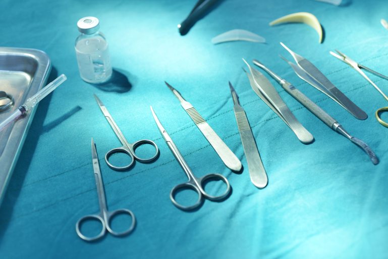 Des instruments de chirurgie sur un plateau stérile
